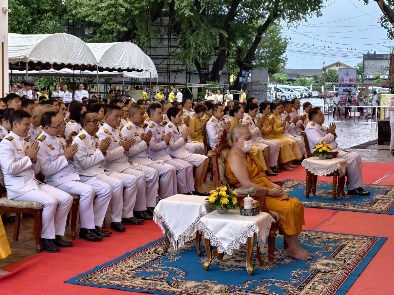 พช.หนองคาย ร่วมพิธีเจริญพระพุทธมนต์ และทำบุญตักบาตรถวายพระราชกุศล เฉลิมพระเกียรติพระบาทสมเด็จพระเจ้าอยู่หัว