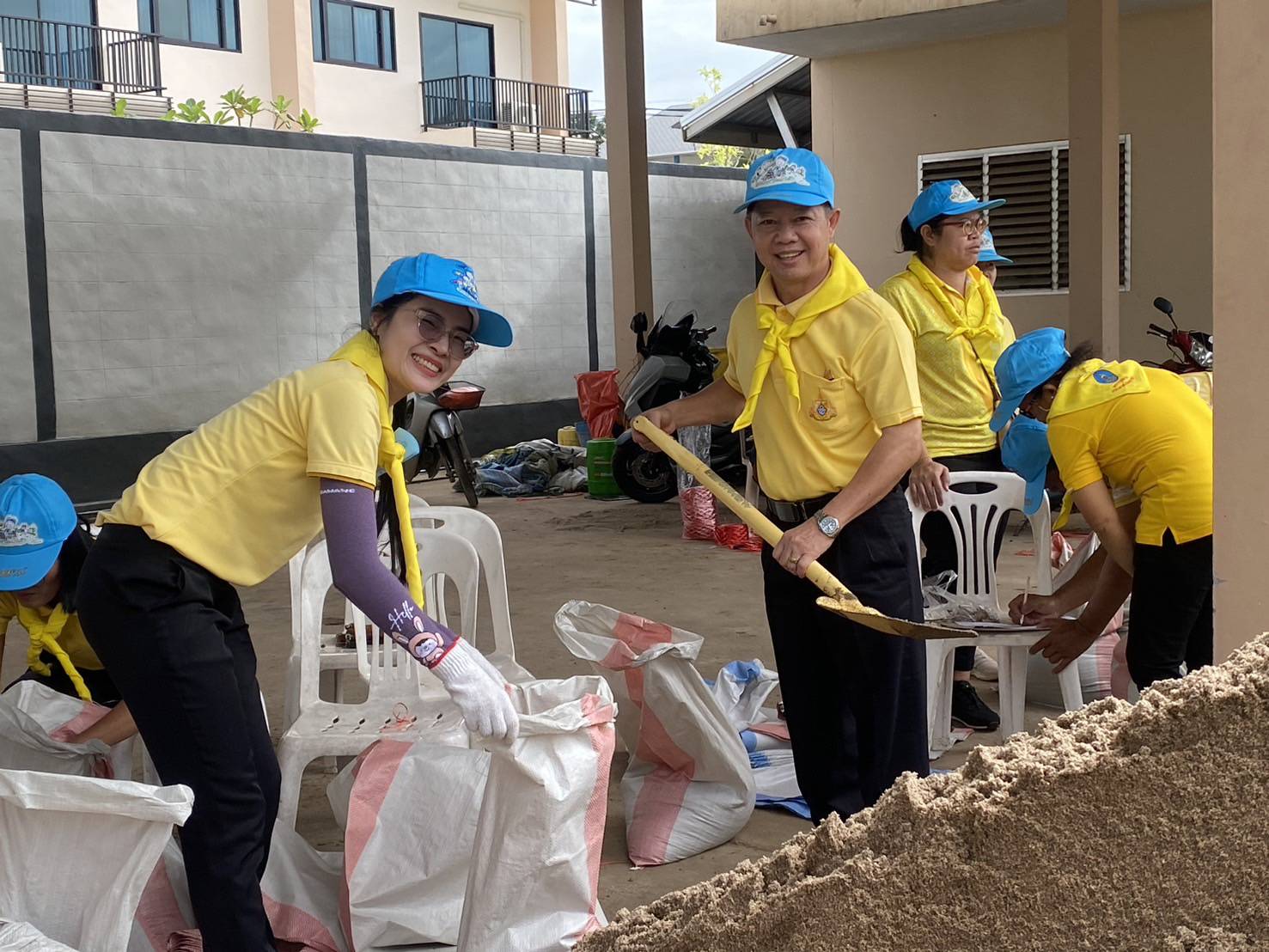 พช.หนองคาย เข้าร่วมกิจกรรมจิตอาสาร่วมกันกรอกกระสอบทรายช่วยเหลือพี่น้องประชาชนเพื่อป้องกันความเสียหายจากน้ำท่วมในพื้นที่จังหวัดหนองคาย