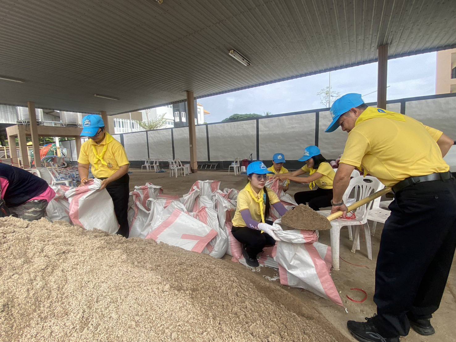 พช.หนองคาย เข้าร่วมกิจกรรมจิตอาสาร่วมกันกรอกกระสอบทรายช่วยเหลือพี่น้องประชาชนเพื่อป้องกันความเสียหายจากน้ำท่วมในพื้นที่จังหวัดหนองคาย
