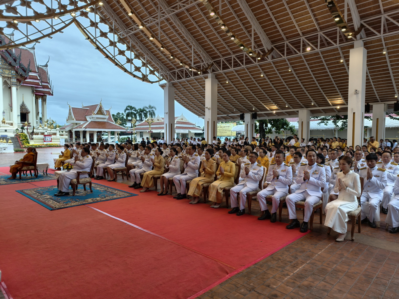 พช.หนองคาย ร่วมพิธีเจริญพระพุทธมนต์ และทำบุญตักบาตรถวายพระราชกุศล เฉลิมพระเกียรติพระบาทสมเด็จพระเจ้าอยู่หัว