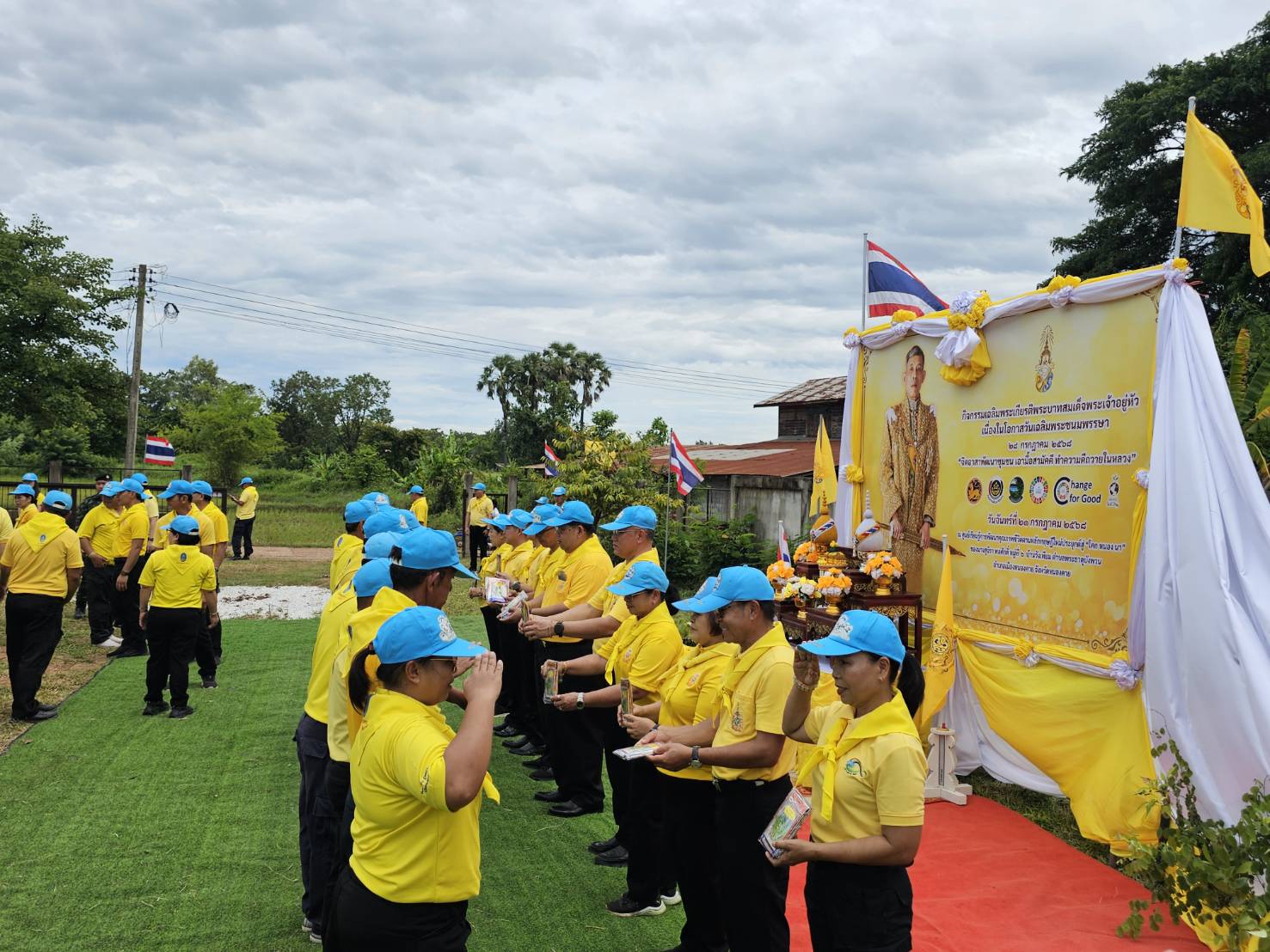 พช.หนองคาย ผนึกกำลังภาคีเครือข่าย จัดกิจกรรม “จิตอาสาพัฒนาชุมชน เอามื้อสามัคคี ทำความดีถวายในหลวง” เฉลิมพระเกียรติในหลวง ร.10