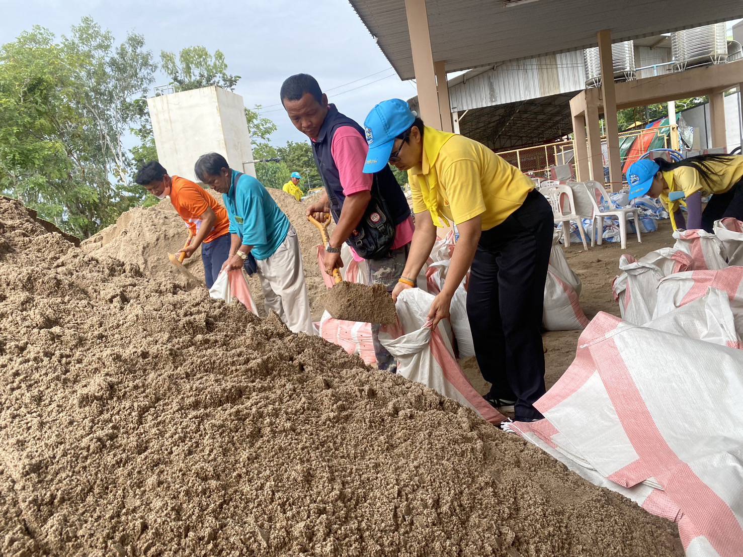 พช.หนองคาย เข้าร่วมกิจกรรมจิตอาสาร่วมกันกรอกกระสอบทรายช่วยเหลือพี่น้องประชาชนเพื่อป้องกันความเสียหายจากน้ำท่วมในพื้นที่จังหวัดหนองคาย