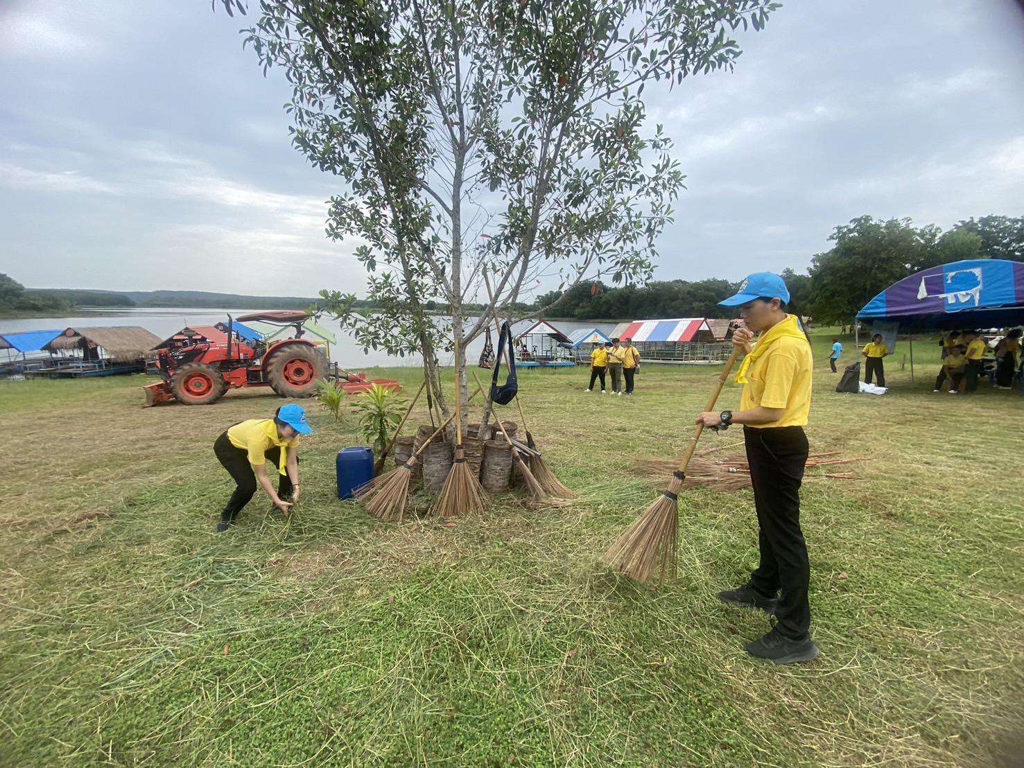 พช.หนองคาย ร่วมกิจกรรมจิตอาสาพัฒนา เนื่องในวันสมเด็จพระนารายณ์มหาราช “กิจกรรมจิตอาสาพัฒนาสิ่งแวดล้อมและบำเพ็ญสาธารณประโยชน์”