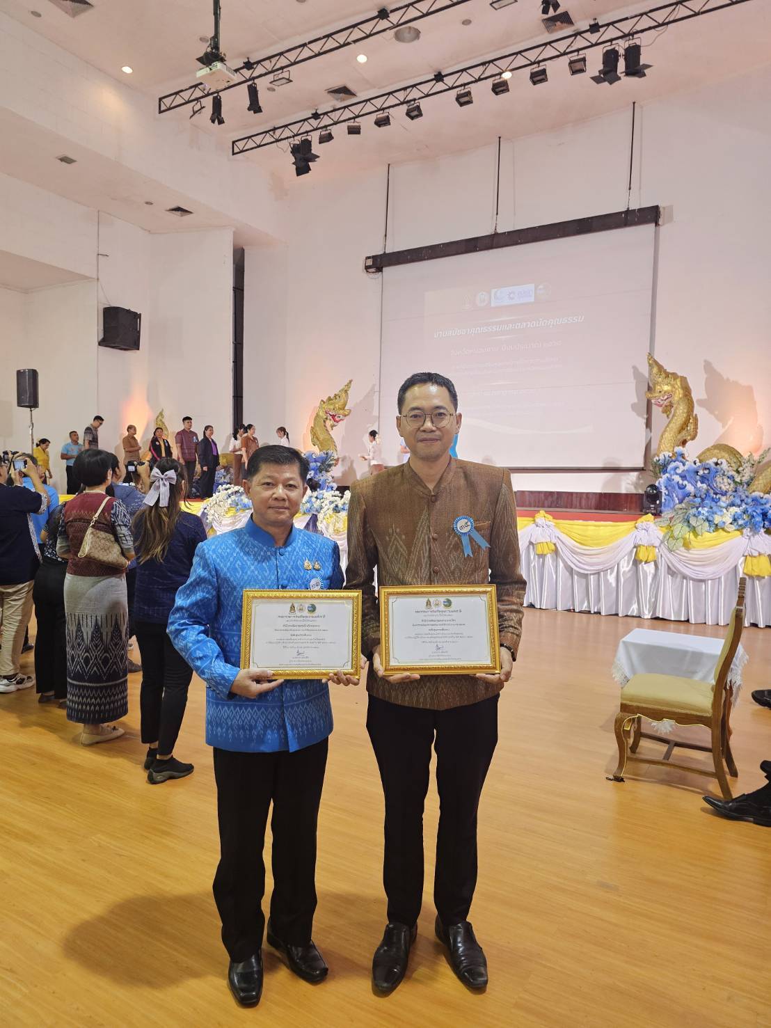 พช.หนองคาย ร่วมขับเคลื่อนจังหวัดคุณธรรม รับมอบเกียรติบัตรองค์กรคุณธรรมในงานสมัชชาคุณธรรมและตลาดนัดคุณธรรมหนองคาย ปี 2568