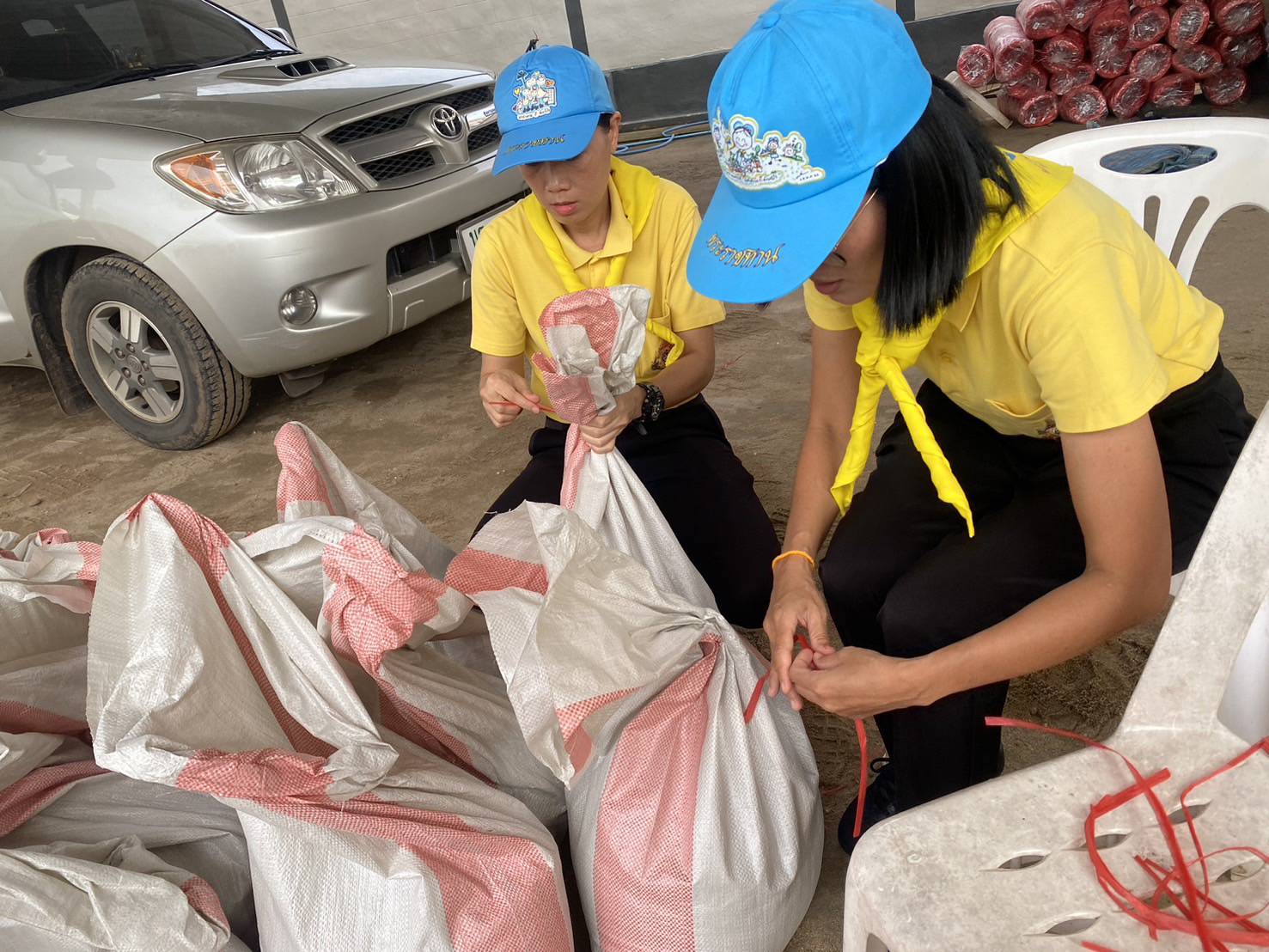 พช.หนองคาย เข้าร่วมกิจกรรมจิตอาสาร่วมกันกรอกกระสอบทรายช่วยเหลือพี่น้องประชาชนเพื่อป้องกันความเสียหายจากน้ำท่วมในพื้นที่จังหวัดหนองคาย