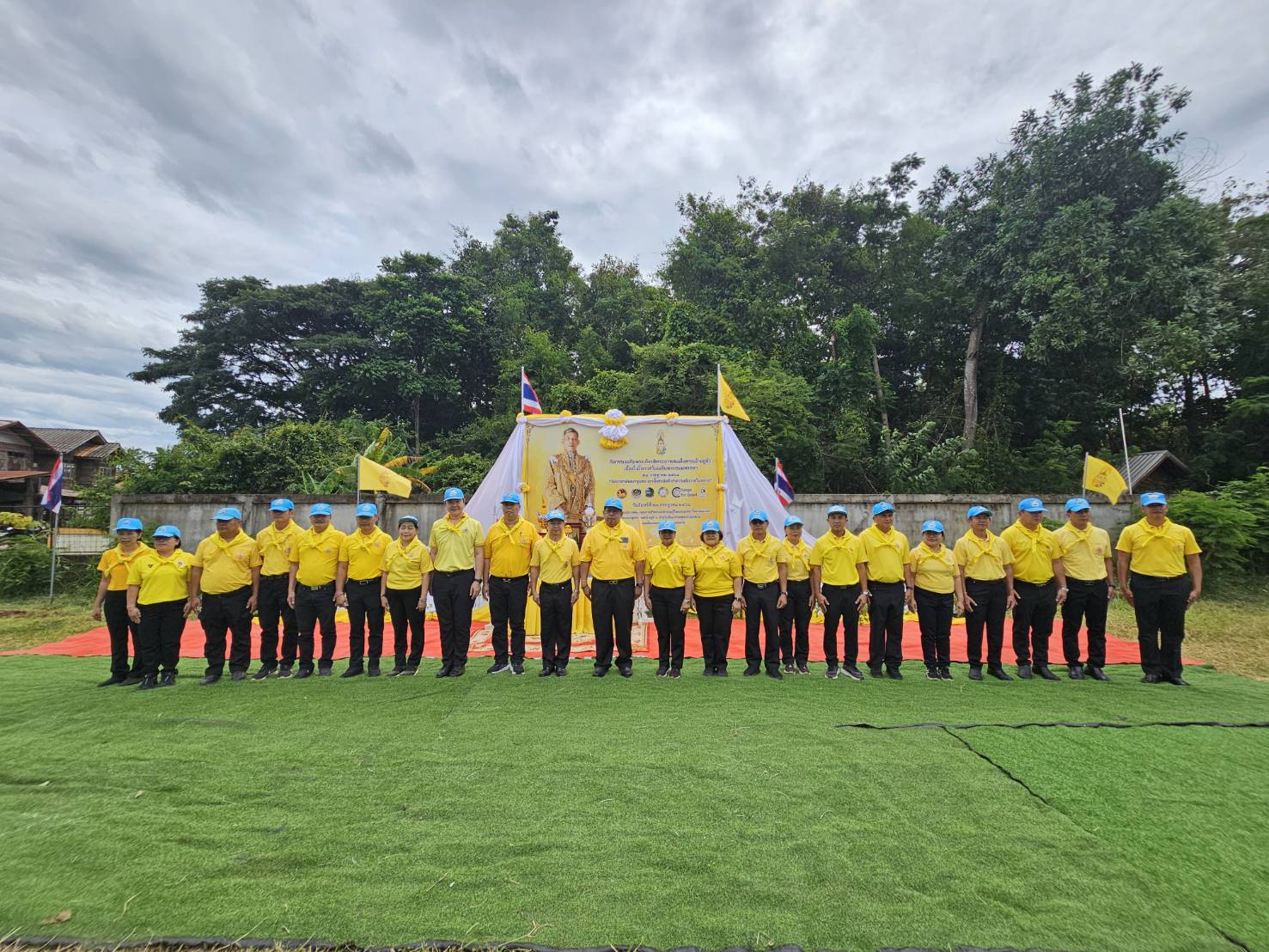 พช.หนองคาย ผนึกกำลังภาคีเครือข่าย จัดกิจกรรม “จิตอาสาพัฒนาชุมชน เอามื้อสามัคคี ทำความดีถวายในหลวง” เฉลิมพระเกียรติในหลวง ร.10