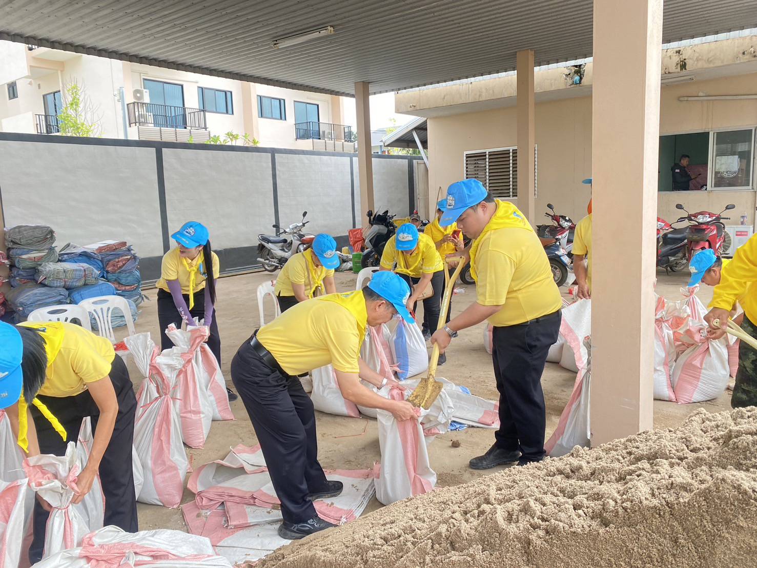 พช.หนองคาย เข้าร่วมกิจกรรมจิตอาสาร่วมกันกรอกกระสอบทรายช่วยเหลือพี่น้องประชาชนเพื่อป้องกันความเสียหายจากน้ำท่วมในพื้นที่จังหวัดหนองคาย