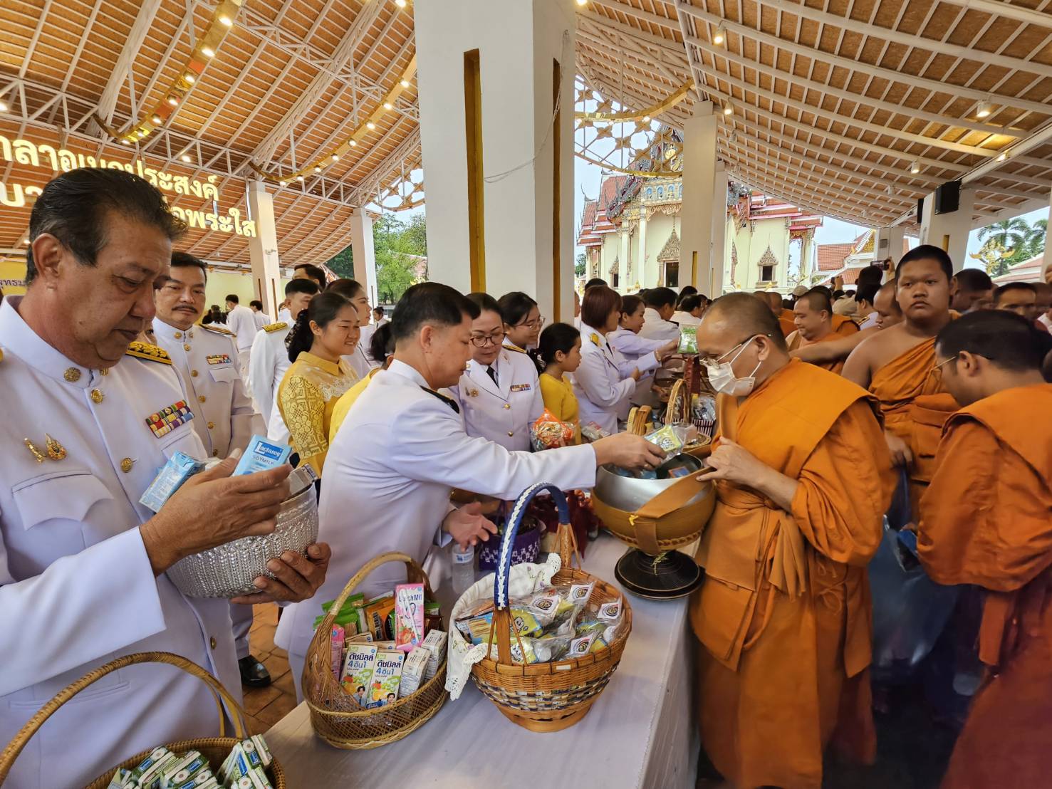 พช.หนองคาย ร่วมพิธีเจริญพระพุทธมนต์ และทำบุญตักบาตรถวายพระราชกุศล เฉลิมพระเกียรติพระบาทสมเด็จพระเจ้าอยู่หัว