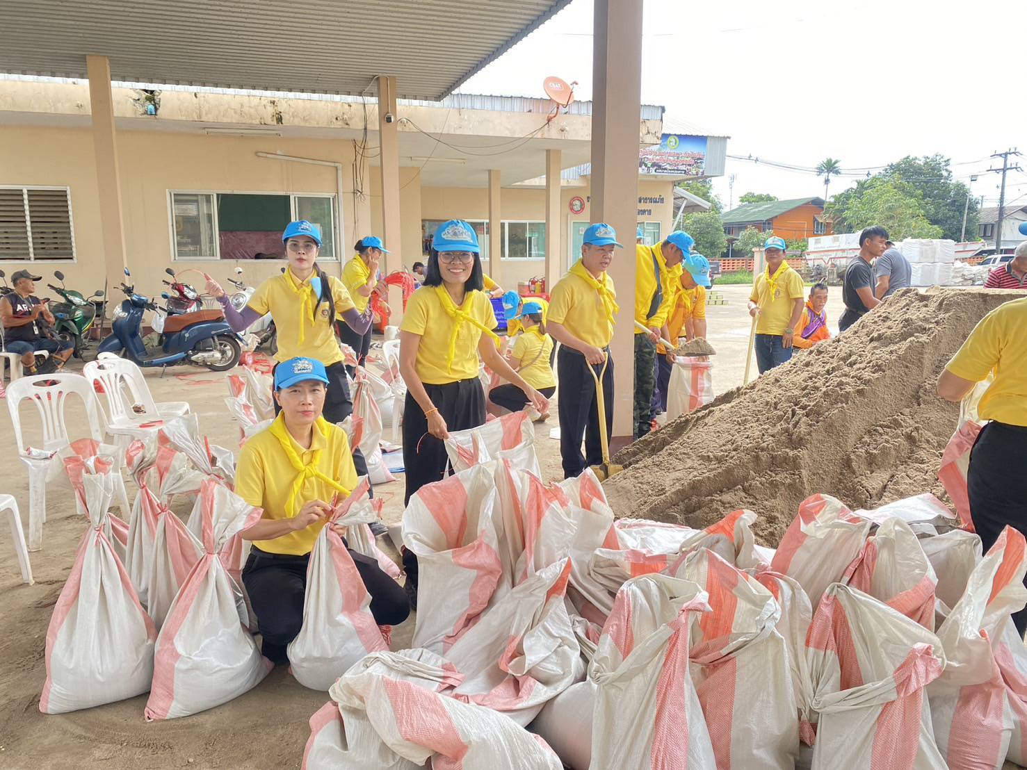 พช.หนองคาย เข้าร่วมกิจกรรมจิตอาสาร่วมกันกรอกกระสอบทรายช่วยเหลือพี่น้องประชาชนเพื่อป้องกันความเสียหายจากน้ำท่วมในพื้นที่จังหวัดหนองคาย