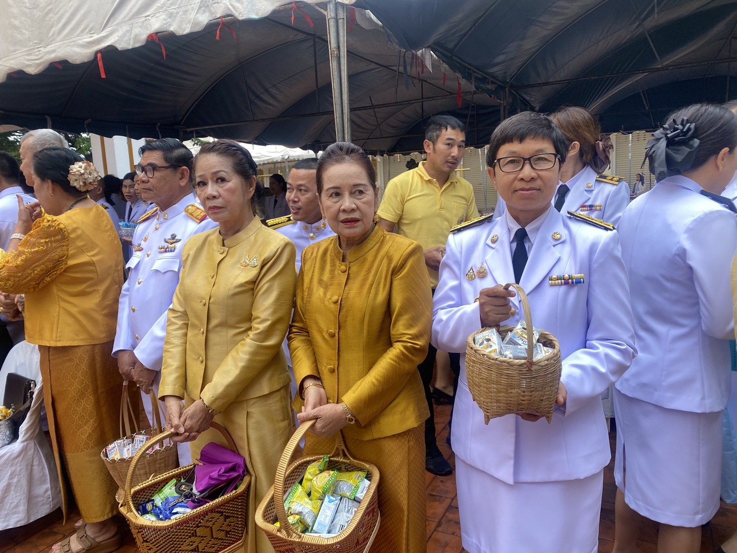 พช.หนองคาย ร่วมพิธีเจริญพระพุทธมนต์ และทำบุญตักบาตรถวายพระราชกุศล เฉลิมพระเกียรติพระบาทสมเด็จพระเจ้าอยู่หัว