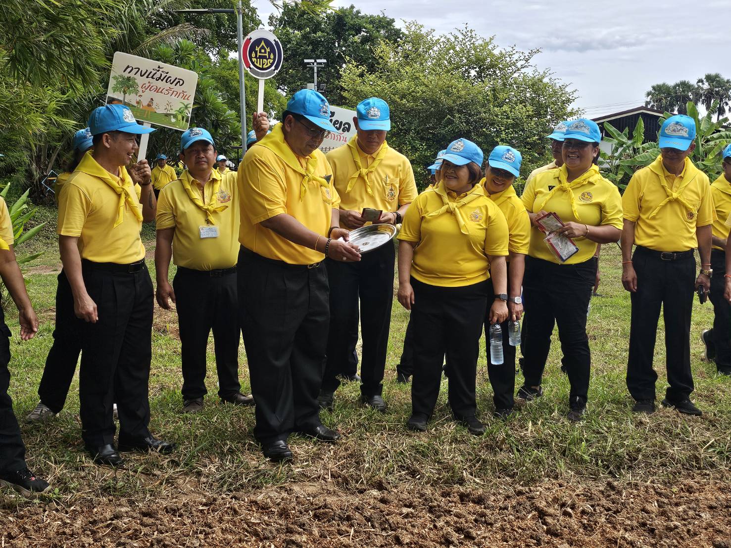 พช.หนองคาย ผนึกกำลังภาคีเครือข่าย จัดกิจกรรม “จิตอาสาพัฒนาชุมชน เอามื้อสามัคคี ทำความดีถวายในหลวง” เฉลิมพระเกียรติในหลวง ร.10