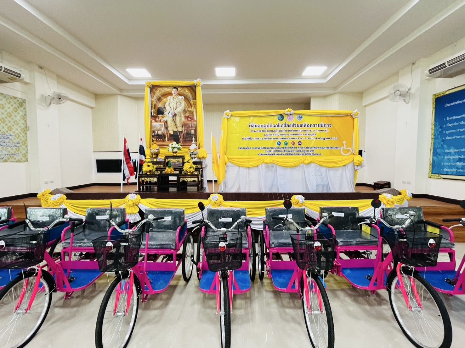 พช.หนองคาย ร่วมพิธีมอบกายอุปกรณ์ ประเภทรถสามล้อโยก ตามโครงการจัดหากายอุปกรณ์สำหรับช่วยเหลือคนพิการ 72,000 ชุด เฉลิมพระเกียรติพระบาทสมเด็จพระเจ้าอยู่หัว