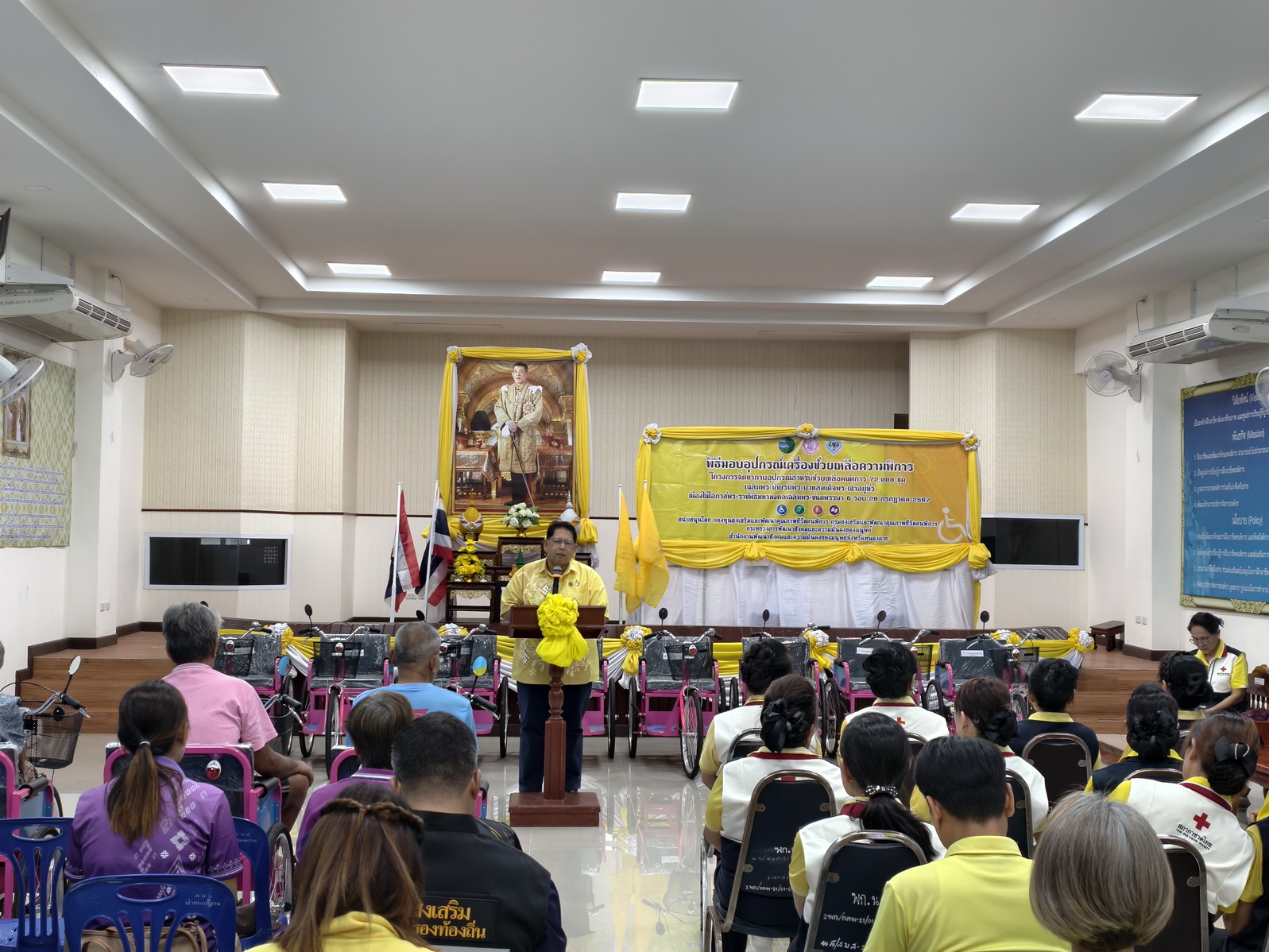 พช.หนองคาย ร่วมพิธีมอบกายอุปกรณ์ ประเภทรถสามล้อโยก ตามโครงการจัดหากายอุปกรณ์สำหรับช่วยเหลือคนพิการ 72,000 ชุด เฉลิมพระเกียรติพระบาทสมเด็จพระเจ้าอยู่หัว