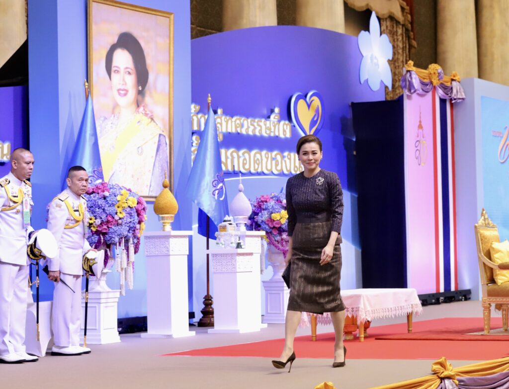 ผู้ว่าฯหนองคาย นำคณะหมู่บ้านต้นกล้ากองทุนแม่ของแผ่นดิน เข้ารับพระราชทานเงินขวัญถุงกองทุนแม่ของแผ่นดิน ปี 2568