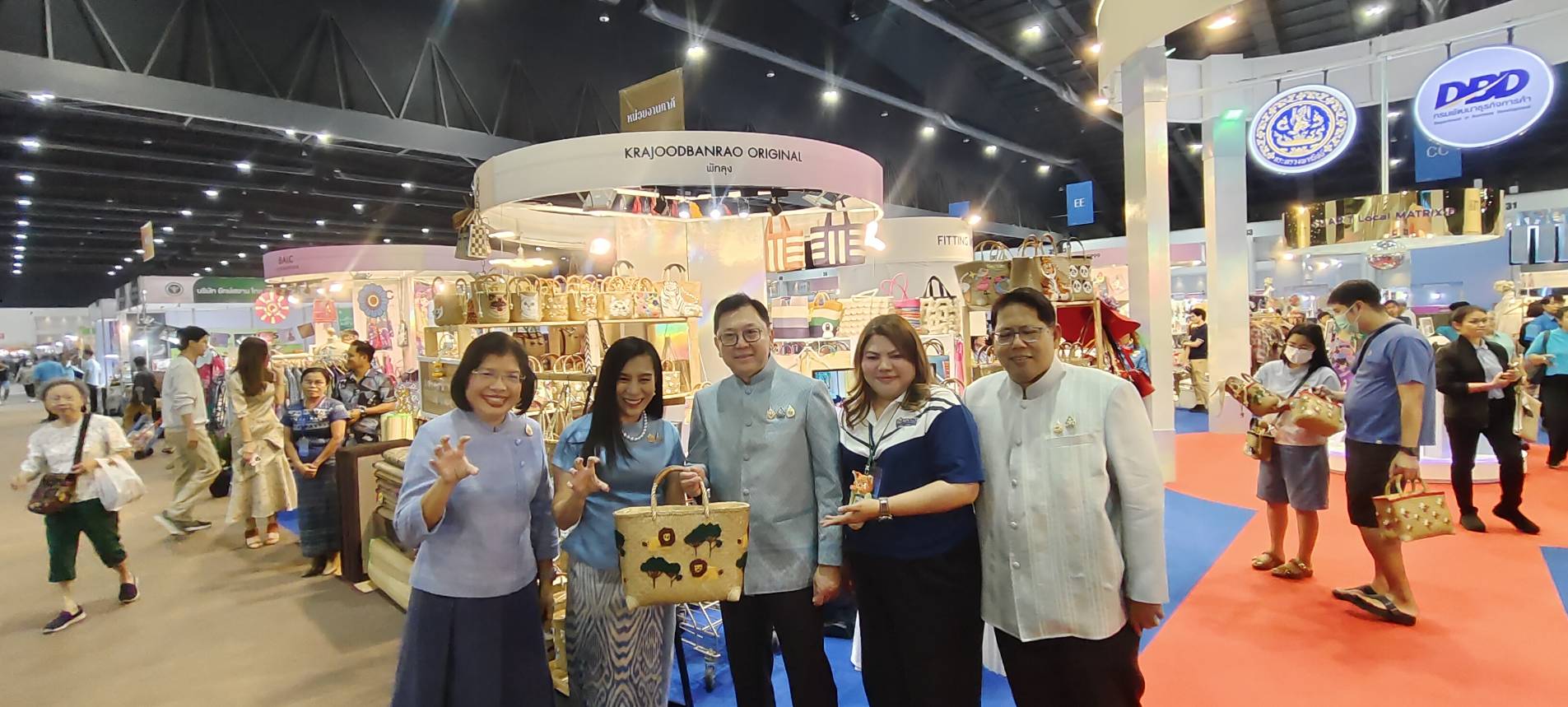 หนองคาย ร่วมพิธีเปิดงาน “ศิลปาชีพประทีปไทย OTOP หลอมดวงใจ ด้วยพระบารมี” ปี 2568 ดัน OTOP หนองคาย สู่เวทีประเทศ ยอดขายแรงในงานศิลปาชีพประทีปไทย ณ อาคารชาเลนเจอร์ 2 ศูนย์แสดงสินค้าและการประชุมอิมแพค เมืองทองธานี จ.นนทบุรี