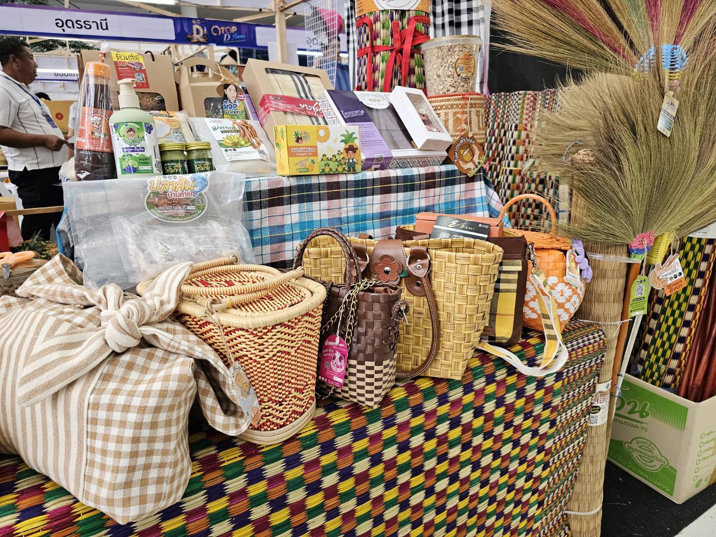 พช.หนองคาย เข้าร่วมจัดกิจกรรมการประชาสัมพันธ์สร้างการรับรู้การพัฒนาผลิตภัณฑ์ OTOP กลุ่มปรับตัวสู่การพัฒนา (Quadrant D) ให้มีคุณภาพมาตรฐาน