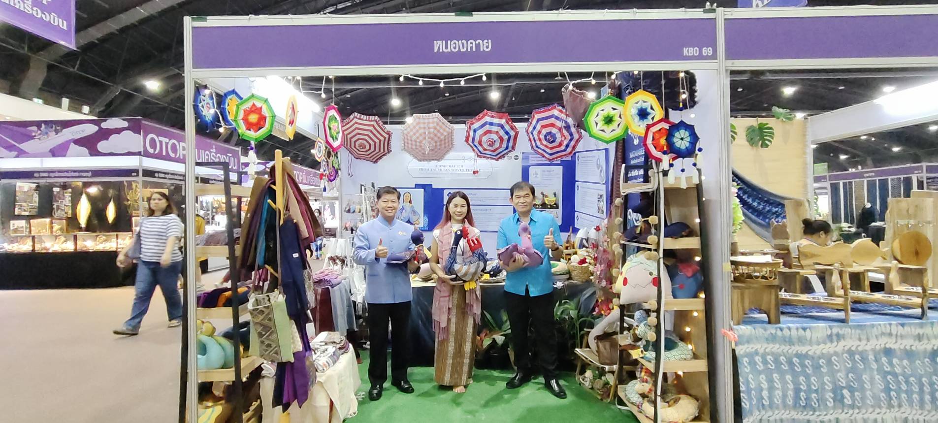 หนองคาย ร่วมพิธีเปิดงาน “ศิลปาชีพประทีปไทย OTOP หลอมดวงใจ ด้วยพระบารมี” ปี 2568 ดัน OTOP หนองคาย สู่เวทีประเทศ ยอดขายแรงในงานศิลปาชีพประทีปไทย ณ อาคารชาเลนเจอร์ 2 ศูนย์แสดงสินค้าและการประชุมอิมแพค เมืองทองธานี จ.นนทบุรี