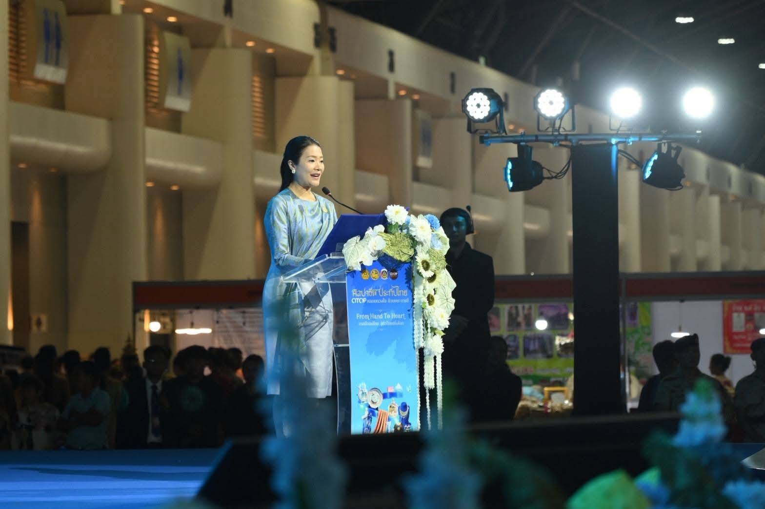 หนองคาย ร่วมพิธีเปิดงาน “ศิลปาชีพประทีปไทย OTOP หลอมดวงใจ ด้วยพระบารมี” ปี 2568 ดัน OTOP หนองคาย สู่เวทีประเทศ ยอดขายแรงในงานศิลปาชีพประทีปไทย ณ อาคารชาเลนเจอร์ 2 ศูนย์แสดงสินค้าและการประชุมอิมแพค เมืองทองธานี จ.นนทบุรี