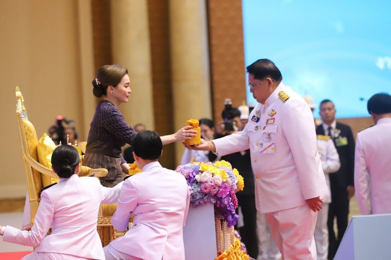 ผู้ว่าฯหนองคาย นำคณะหมู่บ้านต้นกล้ากองทุนแม่ของแผ่นดิน เข้ารับพระราชทานเงินขวัญถุงกองทุนแม่ของแผ่นดิน ปี 2568