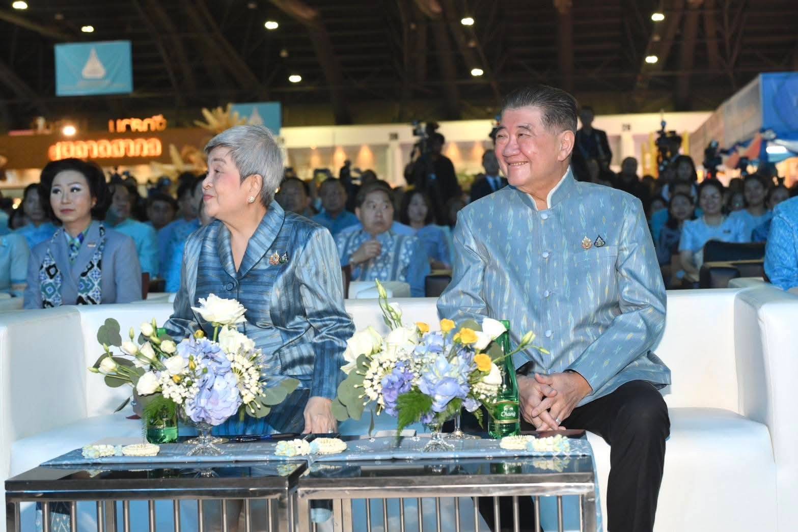 หนองคาย ร่วมพิธีเปิดงาน “ศิลปาชีพประทีปไทย OTOP หลอมดวงใจ ด้วยพระบารมี” ปี 2568 ดัน OTOP หนองคาย สู่เวทีประเทศ ยอดขายแรงในงานศิลปาชีพประทีปไทย ณ อาคารชาเลนเจอร์ 2 ศูนย์แสดงสินค้าและการประชุมอิมแพค เมืองทองธานี จ.นนทบุรี