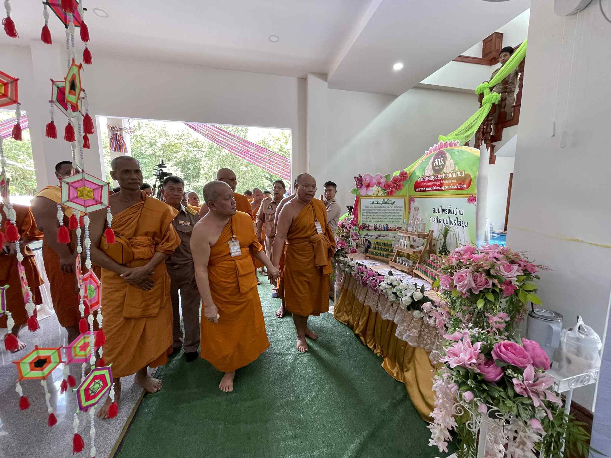 พช.หนองคาย ร่วมลงพื้นที่ตรวจเยี่ยมและติดตามผลการดำเนินงานโครงการสร้างความปรองดองสมานฉันท์ โดยใช้หลักธรรมทางพระพุทธศาสนา (หมู่บ้านรักษาศีล 5) ระดับหนตะวันออก ประจำปีงบประมาณ พ.ศ. 2568