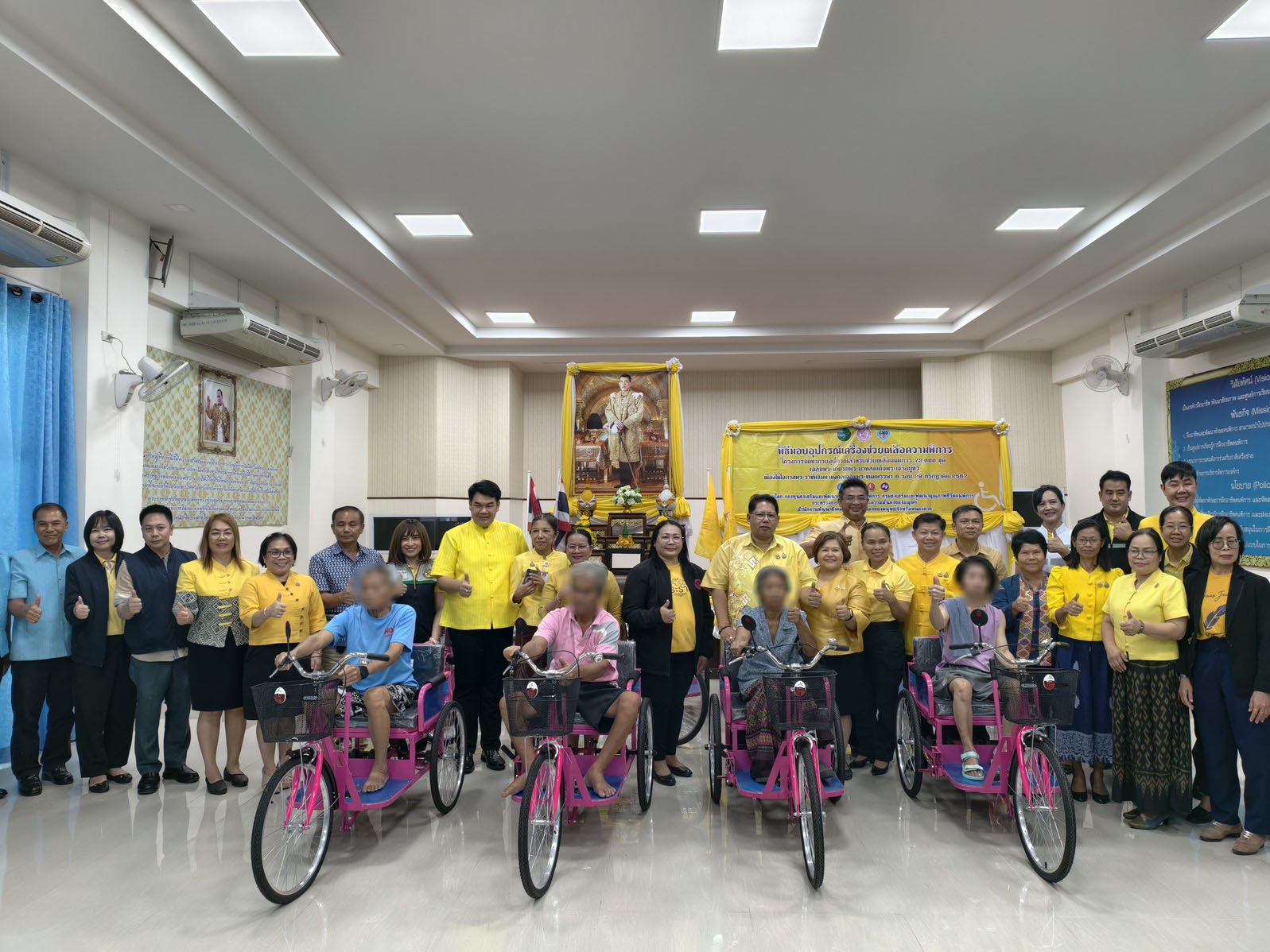 พช.หนองคาย ร่วมพิธีมอบกายอุปกรณ์ ประเภทรถสามล้อโยก ตามโครงการจัดหากายอุปกรณ์สำหรับช่วยเหลือคนพิการ 72,000 ชุด เฉลิมพระเกียรติพระบาทสมเด็จพระเจ้าอยู่หัว