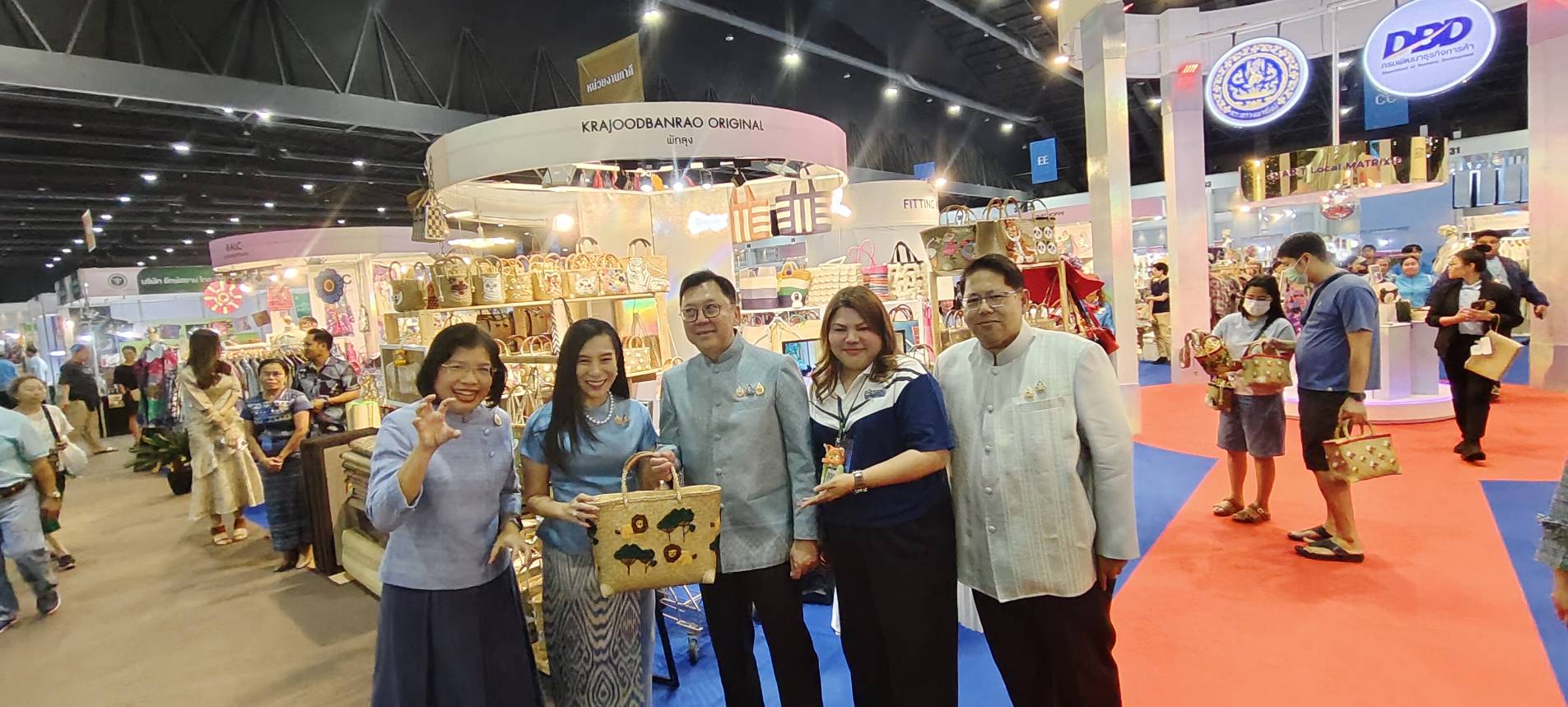 หนองคาย ร่วมพิธีเปิดงาน “ศิลปาชีพประทีปไทย OTOP หลอมดวงใจ ด้วยพระบารมี” ปี 2568 ดัน OTOP หนองคาย สู่เวทีประเทศ ยอดขายแรงในงานศิลปาชีพประทีปไทย ณ อาคารชาเลนเจอร์ 2 ศูนย์แสดงสินค้าและการประชุมอิมแพค เมืองทองธานี จ.นนทบุรี