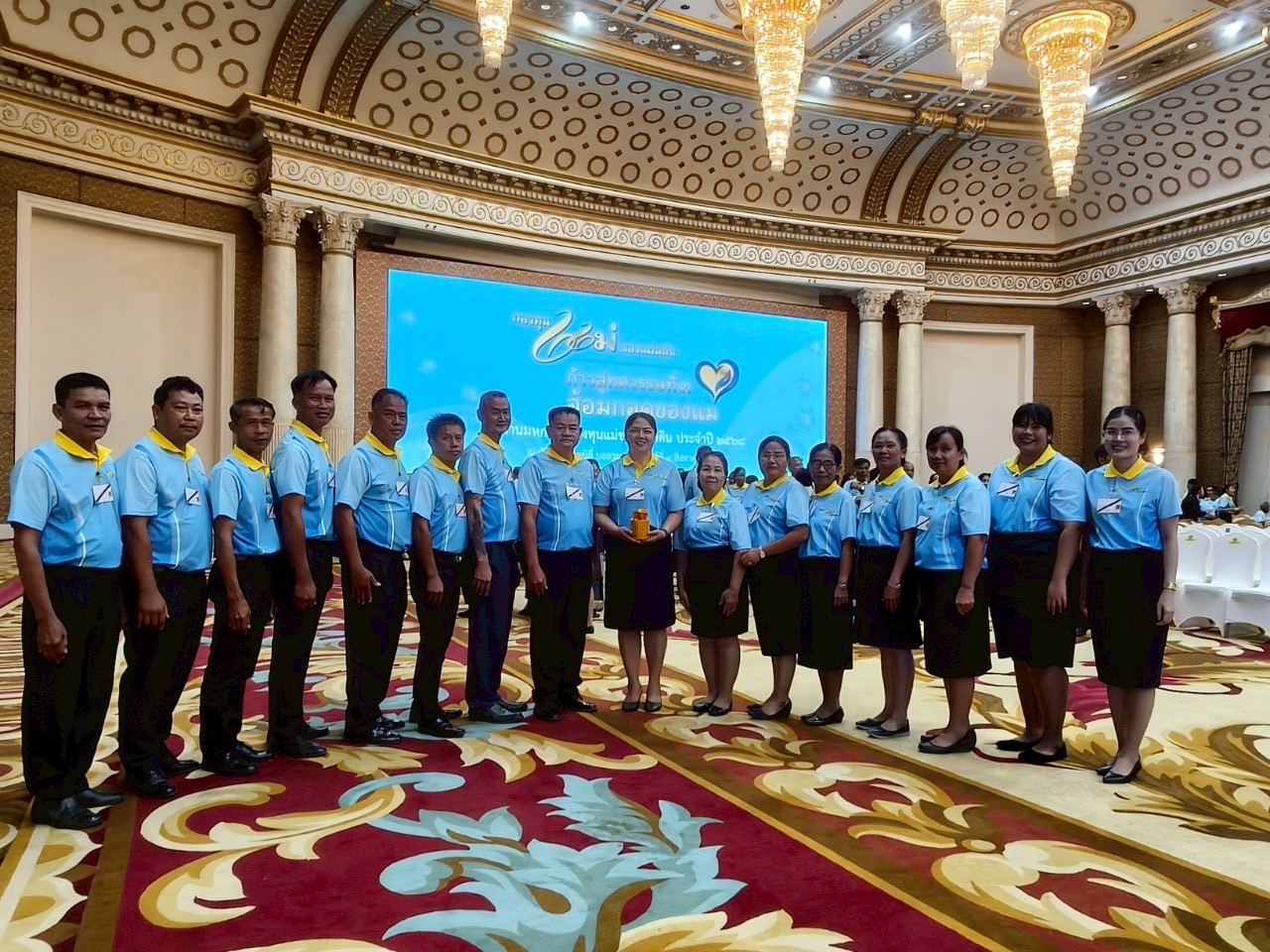 ผู้ว่าฯหนองคาย นำคณะหมู่บ้านต้นกล้ากองทุนแม่ของแผ่นดิน เข้ารับพระราชทานเงินขวัญถุงกองทุนแม่ของแผ่นดิน ปี 2568