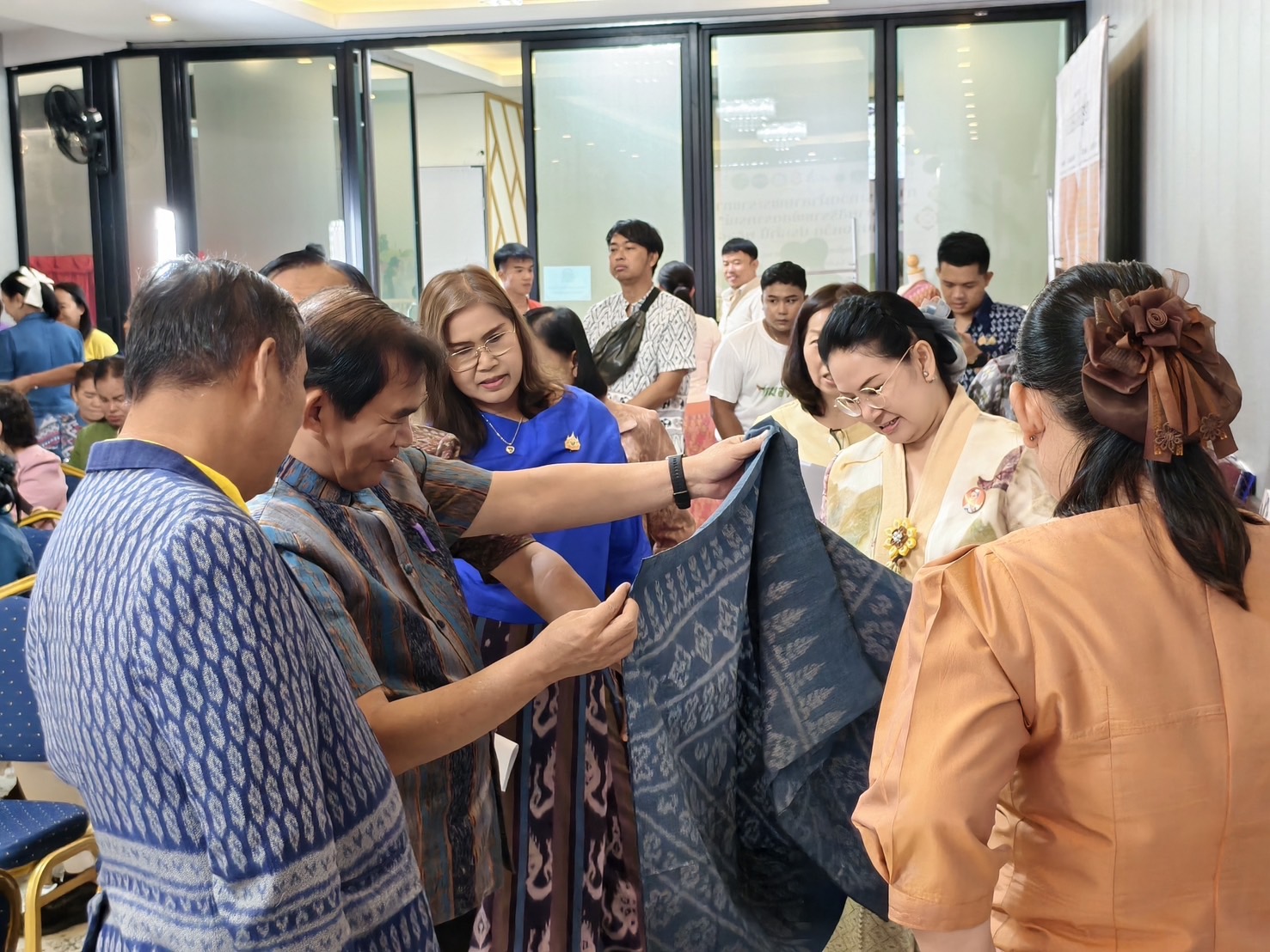 พช. หนองคาย : จัดประกวดผ้าลายพระราชทาน “ผ้าลายสิริราชพัสตราภรณ์” และงานหัตถกรรม ระดับจังหวัด ประจำปี 2568