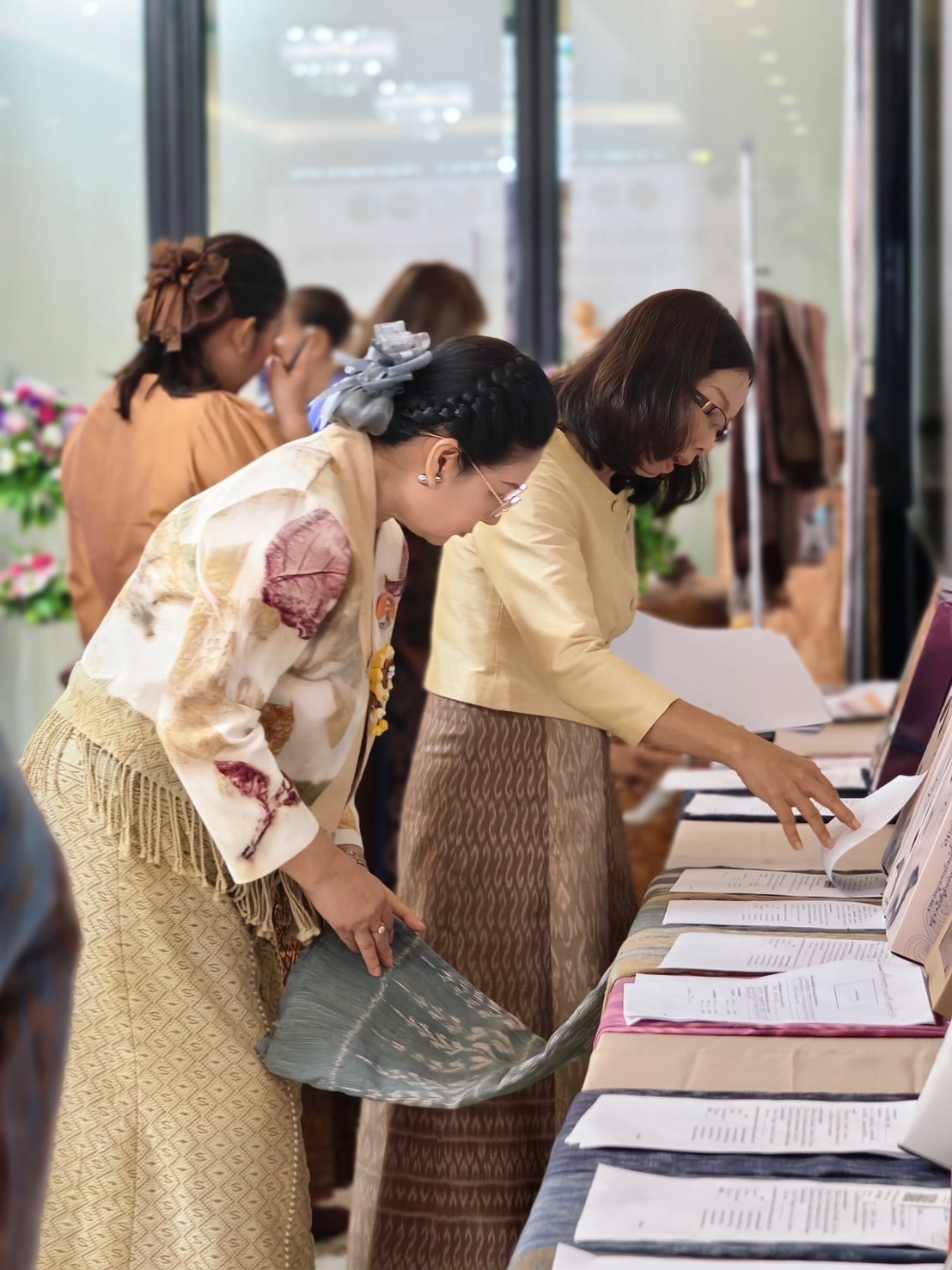 พช. หนองคาย : จัดประกวดผ้าลายพระราชทาน “ผ้าลายสิริราชพัสตราภรณ์” และงานหัตถกรรม ระดับจังหวัด ประจำปี 2568