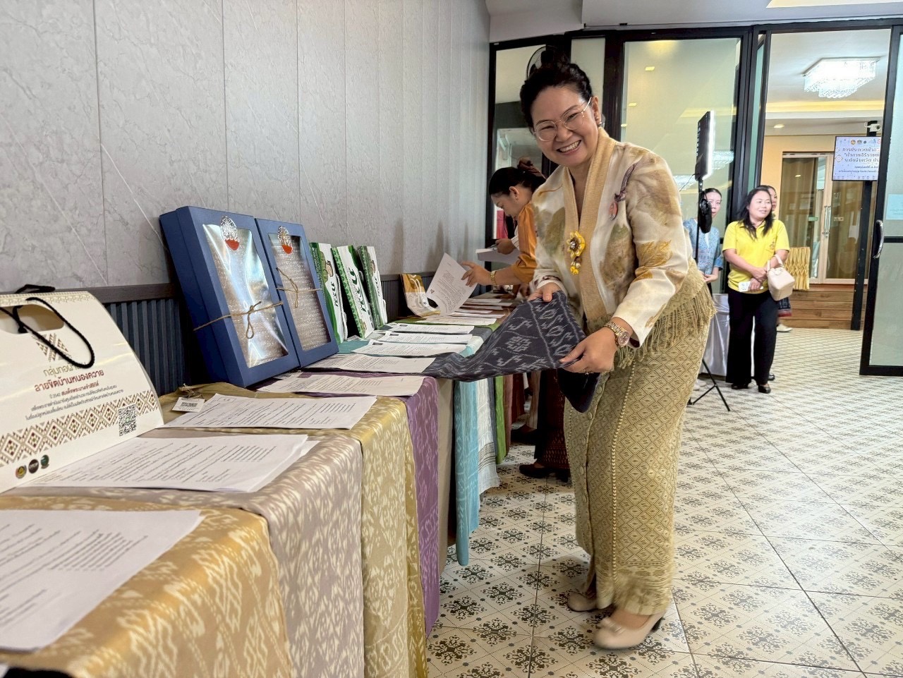 พช. หนองคาย : จัดประกวดผ้าลายพระราชทาน “ผ้าลายสิริราชพัสตราภรณ์” และงานหัตถกรรม ระดับจังหวัด ประจำปี 2568