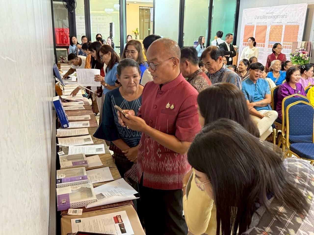 พช. หนองคาย : จัดประกวดผ้าลายพระราชทาน “ผ้าลายสิริราชพัสตราภรณ์” และงานหัตถกรรม ระดับจังหวัด ประจำปี 2568