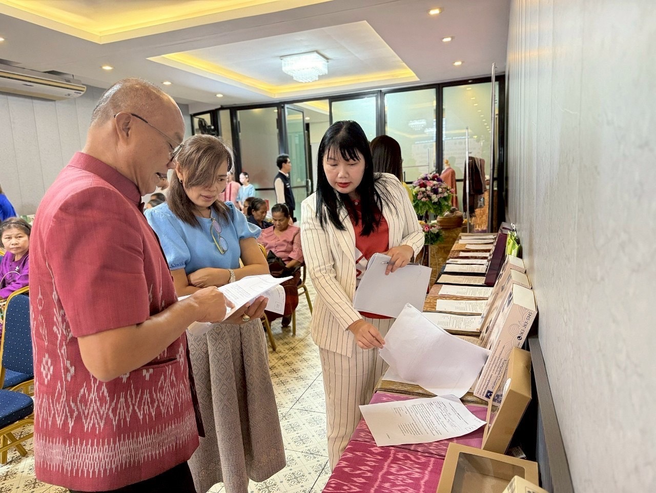 พช. หนองคาย : จัดประกวดผ้าลายพระราชทาน “ผ้าลายสิริราชพัสตราภรณ์” และงานหัตถกรรม ระดับจังหวัด ประจำปี 2568