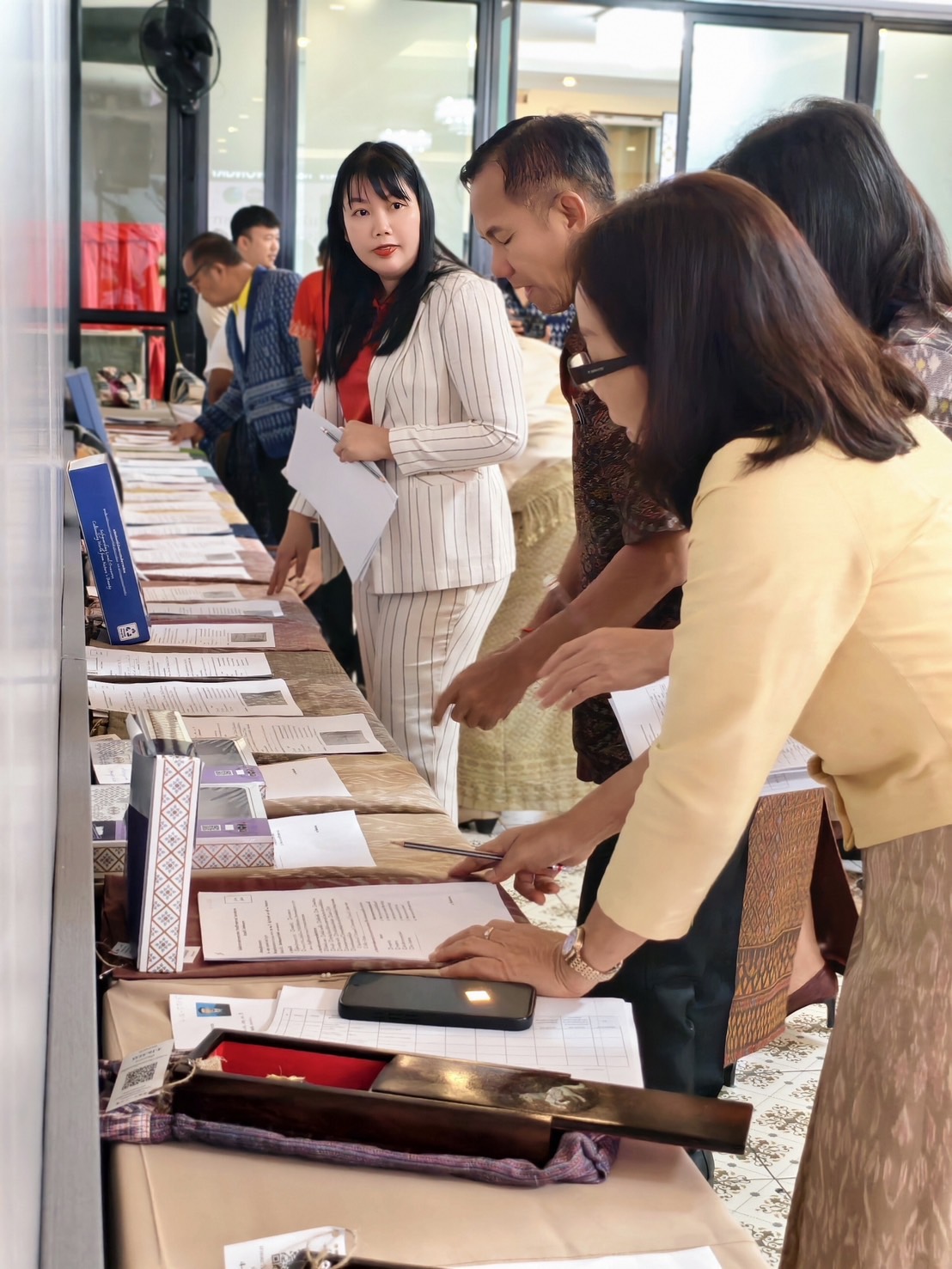 พช. หนองคาย : จัดประกวดผ้าลายพระราชทาน “ผ้าลายสิริราชพัสตราภรณ์” และงานหัตถกรรม ระดับจังหวัด ประจำปี 2568