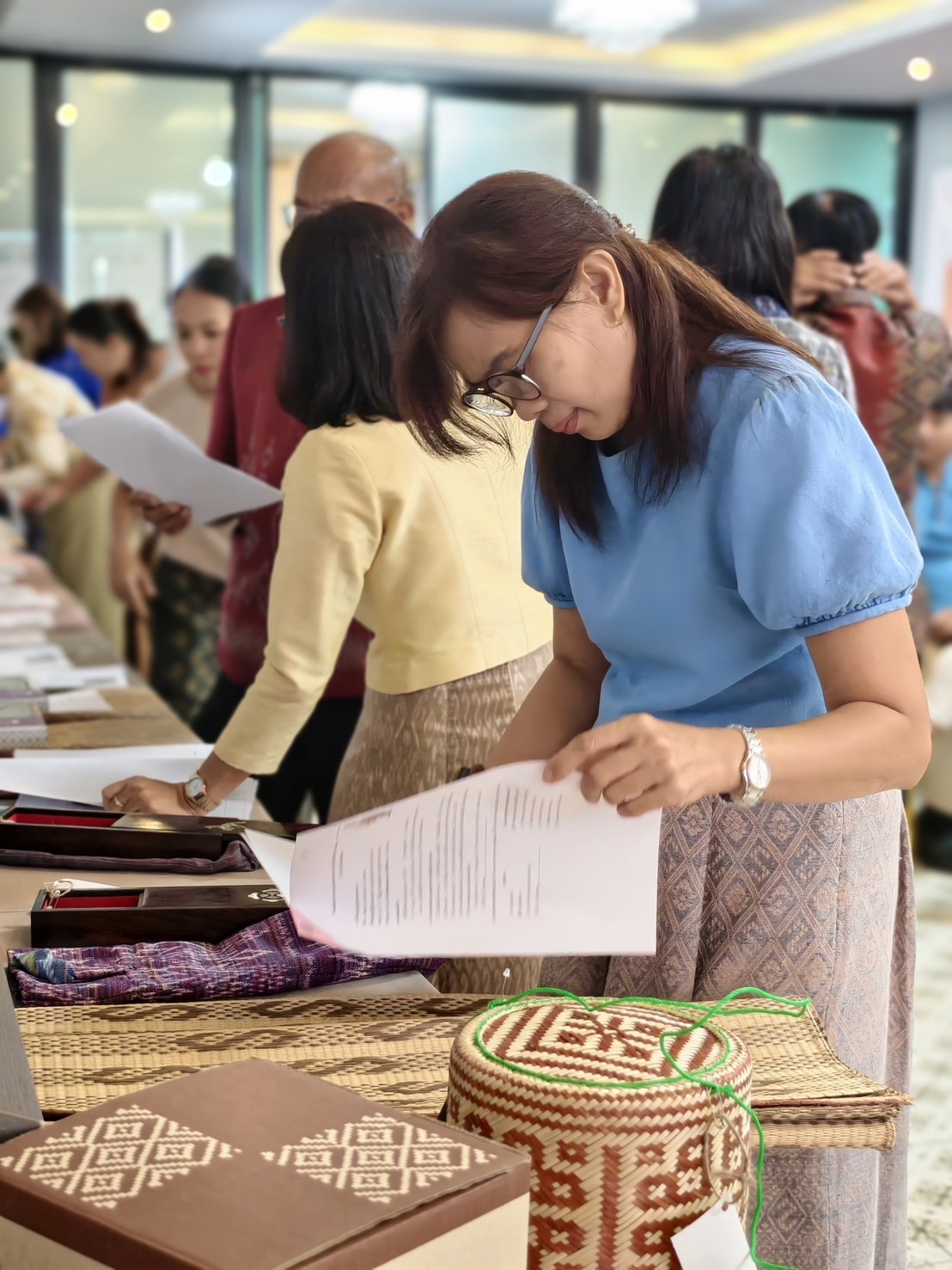 พช. หนองคาย : จัดประกวดผ้าลายพระราชทาน “ผ้าลายสิริราชพัสตราภรณ์” และงานหัตถกรรม ระดับจังหวัด ประจำปี 2568