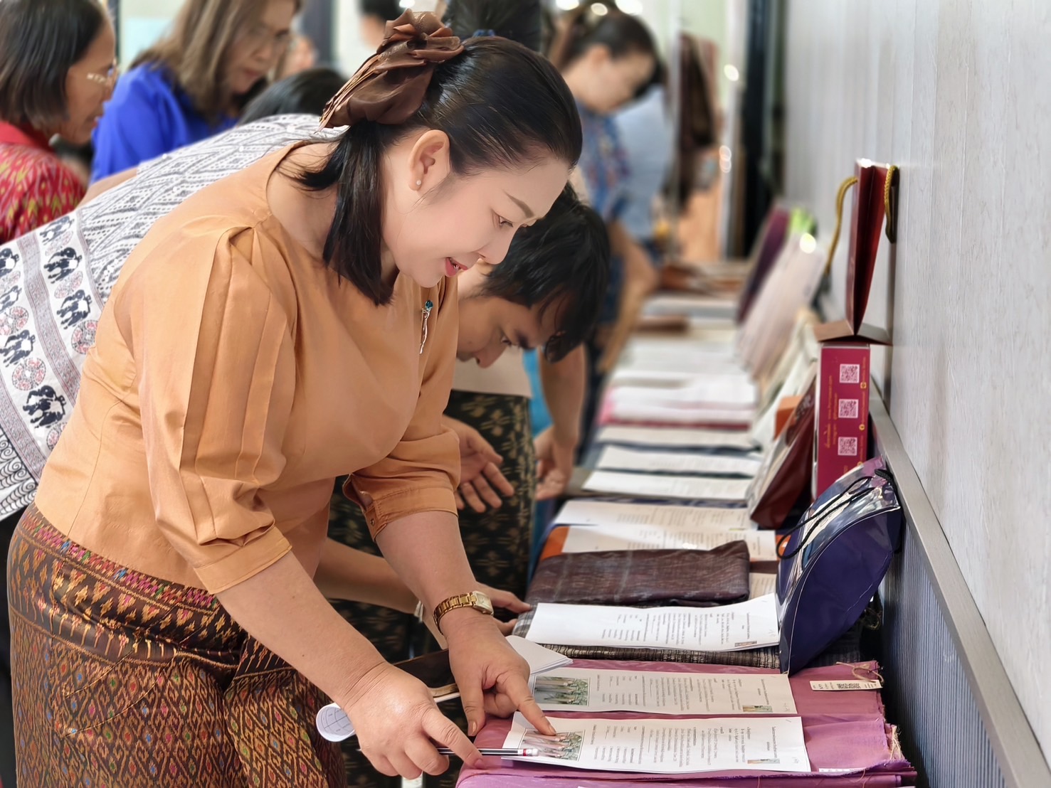 พช. หนองคาย : จัดประกวดผ้าลายพระราชทาน “ผ้าลายสิริราชพัสตราภรณ์” และงานหัตถกรรม ระดับจังหวัด ประจำปี 2568
