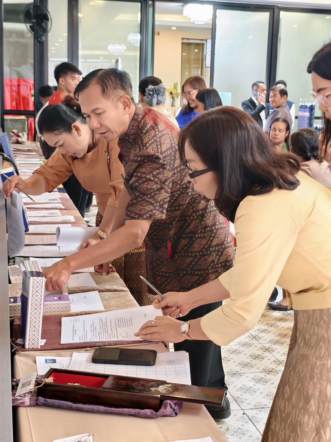 พช. หนองคาย : จัดประกวดผ้าลายพระราชทาน “ผ้าลายสิริราชพัสตราภรณ์” และงานหัตถกรรม ระดับจังหวัด ประจำปี 2568