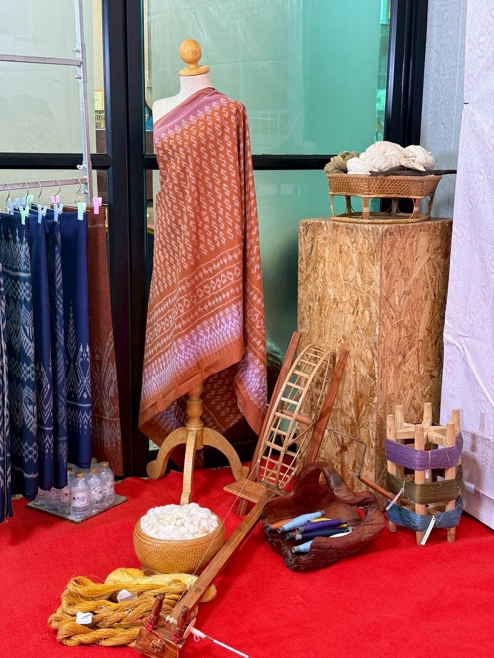 พช. หนองคาย : จัดประกวดผ้าลายพระราชทาน “ผ้าลายสิริราชพัสตราภรณ์” และงานหัตถกรรม ระดับจังหวัด ประจำปี 2568