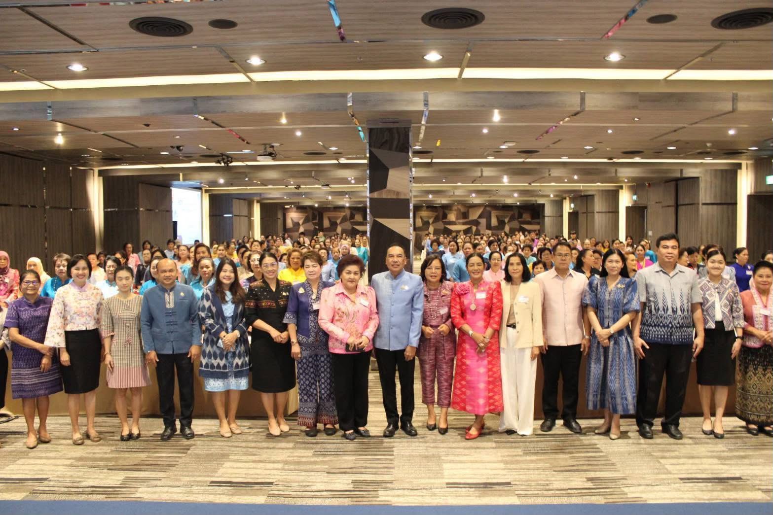 พช. หนองคาย : ผนึกกำลังผู้นำสตรีเข้าร่วมโครงการส่งเสริมและพัฒนาอาชีพ ประจำปีงบประมาณ พ.ศ. 2568 กิจกรรมถอดบทเรียนความสำเร็จการขับเคลื่อนนโยบายกระทรวงมหาดไทย