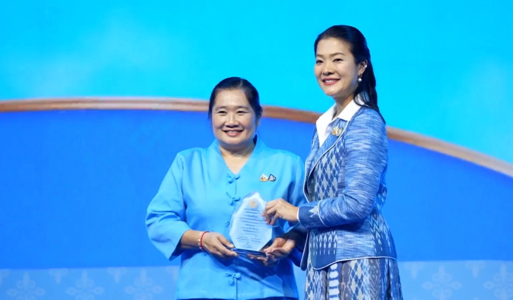 พช. หนองคาย : ผนึกกำลังผู้นำสตรีเข้าร่วมโครงการส่งเสริมและพัฒนาอาชีพ ประจำปีงบประมาณ พ.ศ. 2568 กิจกรรมถอดบทเรียนความสำเร็จการขับเคลื่อนนโยบายกระทรวงมหาดไทย